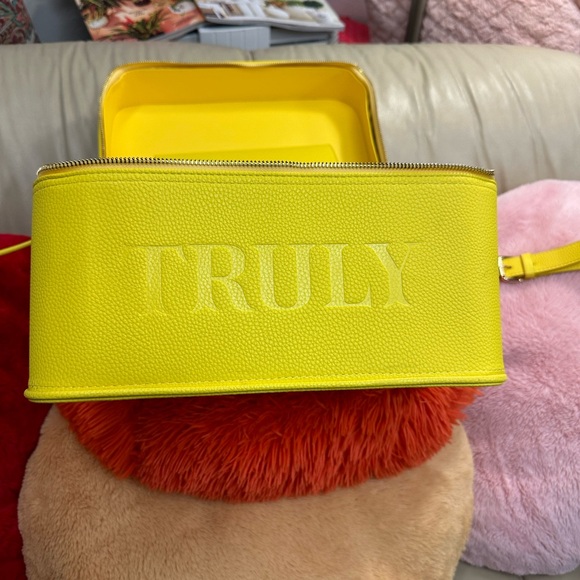 TRULY Beautiful Bright carrying case - Picture 2 of 15